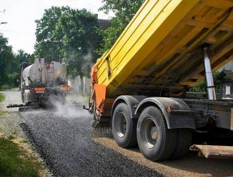 Livraison d'enrobé par camion benne