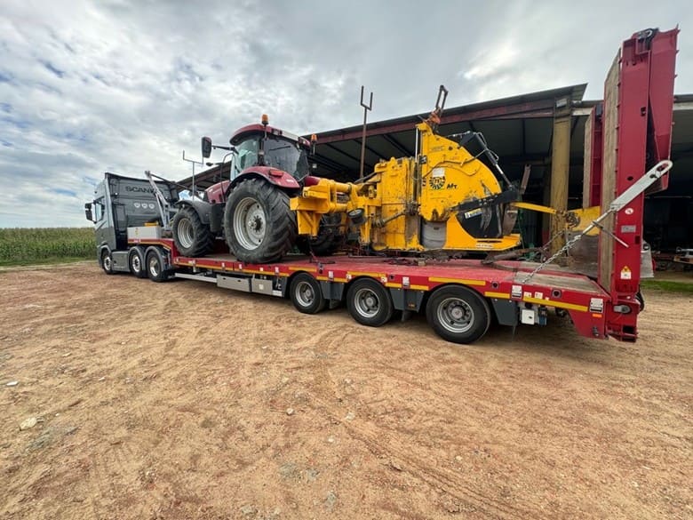 Porte-char transportant une pelleteuse excavatrice