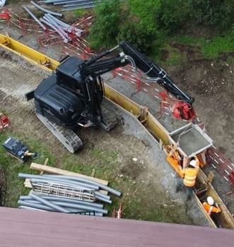 Vue du ciel de travaux de terrassement : création d'une tranchée pour réseau d'assainissement