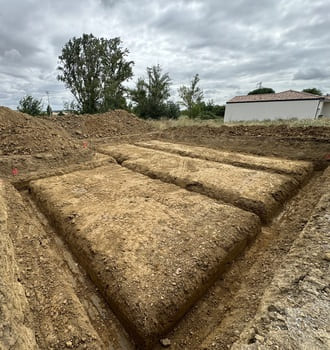 Préparation des tranchées pour les fondation d'une maison à Muret